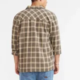 Sobrecamisa de franela Quiksilver modelo Everest a cuadros, de manga larga, con bolsillos frontales con solapa y cierre de botones.