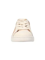 Zapatillas urbanas Hush Puppies modelo Merano, combinan cuero sintético color crema con paneles laterales de tejido tipo rafia. Presentan suela de goma blanca con tecnología Flex para mayor comodidad y cordones al tono.