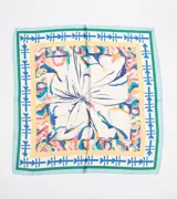 Pañuelo cuadrado de seda con estampado abstracto multicolor y borde con diseño geométrico.
