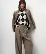 Pantalón de sastrería corte wide leg color marrón, con estampado pied de poule, cintura alta con trabillas y cinturón a juego con hebilla.