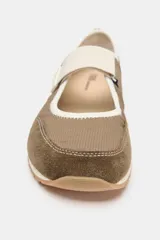 Zapato tipo bailarina deportiva barefoot color marrón, con detalles en beige, puntera amplia, suela flexible y cierre con tira ajustable en el empeine.