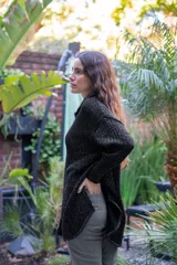 Camisa de punto calado en color beige con hilo de lurex. Presenta una silueta oversize, cuello camisero clásico, mangas 3/4 ligeramente abullonadas y cierre frontal con botones metálicos.