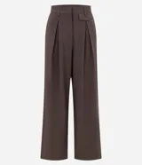 Pantalón sastre de corte recto con pliegues delanteros, cintura con trabillas y bolsillos laterales. Presenta una estructura elegante y versátil.