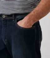 Pantalón de jean slim fit color azul oscuro, con bolsillos delanteros y traseros.