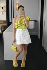 Top color verde oliva brillante, con un solo hombro y volados en la parte superior.