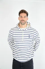 Hoodie de manga larga con diseño de rayas horizontales en azul marino y blanco. Presenta capucha con cordones ajustables, bolsillo tipo canguro frontal y un pequeño logo bordado en el pecho.