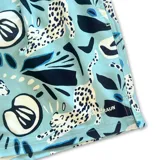 Short de baño con estampado de motivos náuticos en tonos celestes y blancos. Cuenta con cintura elástica, tres bolsillos y malla interior hipoalergénica.