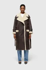 Abrigo largo reversible confeccionado en ecopiel de oveja color marrón con interior de piel sintética color crema.