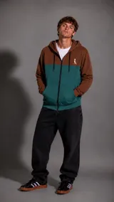 Campera con capucha y cierre frontal, de diseño color block en tonos marrón y verde. Cuenta con bolsillos frontales y un pequeño logo bordado en el pecho.