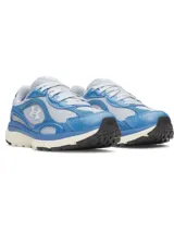 Championes Under Armour modelo UA W Tech Runner, en combinación de celeste y gris, con detalles en azul y suela blanca. Presenta capellada de malla transpirable con superposiciones de cuero y gamuza, entresuela de EVA acolchada y el logotipo de la marca en el lateral.