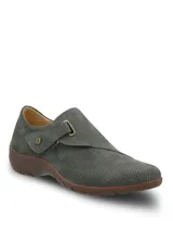 Zapato Hush Puppies modelo Albi, color gris con textura perforada. Presenta un diseño de empeine cerrado con ajuste lateral de velcro y suela de goma color marrón.