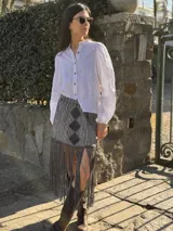 Camisa blanca de lino con mangas abullonadas y cuello mao.