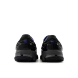 Zapatos tipo mocasín con capellada de malla negra y detalles en azul y gris.