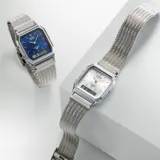 Reloj Casio de estilo vintage con diseño ana-digi, caja de 30mm y esfera plateada. Cuenta con brazalete de acero inoxidable tipo malla milanesa, funciones de hora dual, cronómetro, alarma y calendario automático.