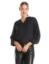 Blusa de satén color verde petróleo, con escote en V y cuello decorado con mostacillas bordadas. Presenta mangas largas con puños elásticos y ruedo también elastizado, brindando un ajuste cómodo y holgado.