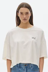 Remera color crudo de algodón lavado, corte cropped y mangas cortas. Presenta un pequeño bordado con las iniciales "PS" en el pecho.