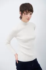 Polera de tejido morley color azul, con cuello alto y mangas largas, de corte ajustado al cuerpo.