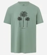 Remera verde oliva de algodón, corte comfort, cuello redondo y manga corta. Estampado frontal con tres palmeras negras y texto inferior.