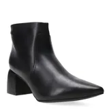 Botas de caña corta Bottero confeccionadas en cuero negro, con diseño de punta fina y taco cuadrado de altura media.