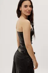 Top strapless de calce ajustado, confeccionado en tejido acanalado con acabado brillante, de escote recto, hombros descubiertos y frunces laterales.