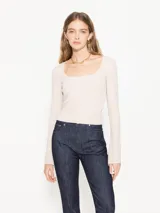 Top de punto al cuerpo con escote cuadrado y mangas largas, confeccionado en una mezcla de viscosa y poliamida.