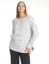 Buzo de chenille con textura jaspeada, cuello bote y manga larga. Presenta un diseño de tejido acanalado con aberturas laterales en el ruedo.