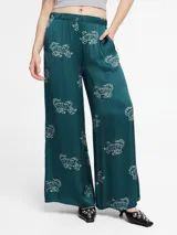 Pantalón palazzo verde esmeralda con estampado de tigres blancos, cintura elástica y bolsillos laterales.