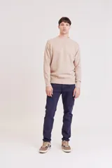 Sweater de punto con cuello redondo, diseño jaspeado en tono beige y puños y ruedo acanalados.