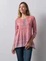 Blusa de modal estampada marca Ruby Rd, con apliques de brillos en el frente y mangas tres cuartos.