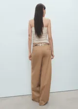 Pantalón wide leg de tiro medio color tostado, confeccionado en algodón con un toque de elastano, con bolsillos laterales y traseros de ribete, y trabillas en la cintura.