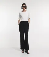 Blusa de viscosa texturizada color beige, con rayas horizontales en hilo metalizado, cuello redondo y mangas cortas con botones.