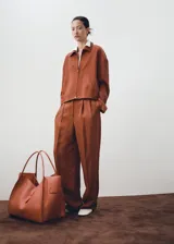 Pantalón de tiro bajo con diseño recto y pinzas, confeccionado en mezcla de lino y viscosa. Cuenta con bolsillos laterales y cierre oculto.