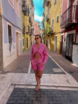 Short de tiro alto con estampado a cuadros rojos y blancos.