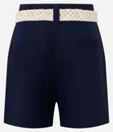 Short recto de cintura alta, color verde militar, con trabillas, pliegues delanteros y cierre tradicional. Confeccionado en mezcla de viscosa y lino, e incluye un cinturón de rafia artificial con hebilla de argollas.