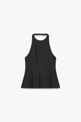 Top negro entallado con cuello halter y espalda descubierta. El bajo tiene un acabado peplum con pliegues.