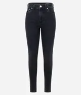 Pantalón skinny de cintura alta confeccionado en denim negro con elastano, con cierre de botón y cremallera, trabillas para cinturón y bolsillos funcionales en la parte delantera y trasera.
