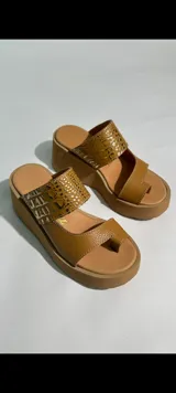 Sandalias de cuero legítimo color marrón, con plataforma alta, tira superior texturizada con estampado animal print y tira delantera con sujeción para el dedo.