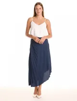 Falda midi plisada de satén color azul marino, con fruncido lateral y ruedo asimétrico.