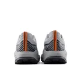 Championes de trail running New Balance modelo Garoé V2, color gris con detalles en negro y naranja. Cuentan con tecnología Fresh Foam X para mayor amortiguación y suela AT Tread para tracción en terrenos variados.