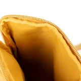 Bandolera pequeña de diseño rectangular con textura granulada, color amarillo, con compartimento frontal con cierre y correa ajustable. Incluye logo metálico de la marca en el frente.