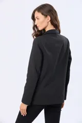 Blazer azul marino de corte clásico con solapa tradicional, botón frontal y bolsillos con solapa. Presenta forro interior a rayas en las mangas que pueden usarse dobladas.