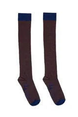 Calcetines de caña alta en color marrón chocolate con destellos de glitter azul. Confeccionados en tejido de algodón con fibras metalizadas.