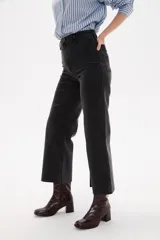 Pantalón de jean de corte ancho y tiro alto, con diseño de pierna recta y acabado en color gris oscuro.