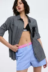 Short de popelina de algodón con estampado de rayas verticales celestes y blancas, cintura elastizada y bolsillos laterales.