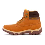 Bota estilo timberland color camel con detalles en marrón, caña acolchada, cordones bicolor y suela tractora de goma.