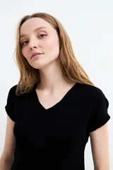 Sweater negro de punto fino, con mangas cortas y escote en V.