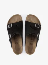 Sandalias Birkenstock Zurich de gamuza negra, con dos correas ajustables con hebillas metálicas plateadas y plantilla anatómica de corcho.