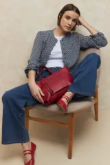 Camisa estampada de manga larga con puños elastizados, cuello mao y botones a tono.