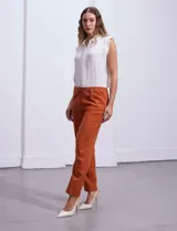 Pantalón de vestir color celeste, de corte recto y largo tobillero. Confeccionado en gabardina elastizada. Marca Zac & Rachel.