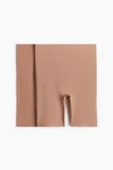 Culotte moldeador de microfibra color beige, de tiro alto, con leve efecto moldeador en cintura, glúteos y caderas. Cuenta con refuerzo interior y ribetes cortados por láser para mínima visibilidad bajo la ropa.
